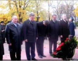 Керівники області поклали квіти до військових меморіалів з нагоди 66-ої річниці визволення України від фашистських загарбників