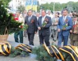 Руководство Луганщины возложило цветы к памятным знакам в честь Дня скорби и чествования памяти жертв войны в Украине