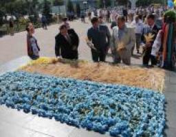 У Луганську виклали найбільший «живий» прапор в Україні