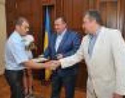 Руководители области Валерий Голенко и Владимир Пристюк поздравили представителей строительных организаций с наступающим Днем строителя. Его в Украине отмечают 12 августа.