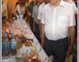 Сьогодні Геннадій Москаль відвідав виставку-презентацію продукції підприємств харчової галузі Луганщини, яку розгорнули в холі першого поверху обласної військово-цивільної адміністрації.