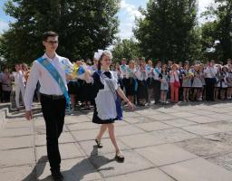 Школярі Луганської області святкують останній дзвоник