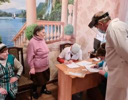 На Луганщині вакцинують людей похилого віку