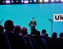 Президент: Безпека громади починається там, де вночі освітлена вулиця, де люди не бояться звернутися до поліцейського