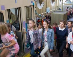 Марина Порошенко зустрілася із дітьми з прифронтових територій, яких Фонд Порошенка відправляє на відпочинок до Кіпру