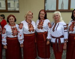 В умовах релокації Нижньотеплівська громада вибудовує роботу у сфері культури як інструмент збереження пам’яті, ідентичності та зв’язку між людьми. Після початку повномасштабної агресії заклади культури не відновили діяльність на підконтрольній території.  Попри це, культурна діяльність не припинена. Вона трансформувалася у змішані формати, орієнтовані на підтримку внутрішньо переміщених осіб, формування громадянської свідомості та збереження культурної спадщини.  КУЛЬТУРНА ПАМ’ЯТЬ ЯК ОСНОВА СПІЛЬНОТИ  Одни