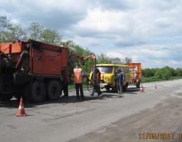 На автомобільних дорогах Луганщини триває ліквідація ямковості 