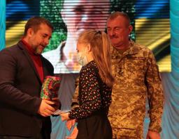 Ніколи не забудемо їх, а вас - не зрадимо, - Сергій Гайдай вручив дітям загиблих героїв обереги «Батьківське серце»