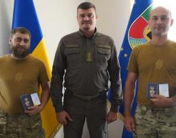 Військові, які відбивають ворожі навали на сході, отримали області відзнаки