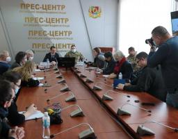 Нам потрібна ваша допомога для об’єктивного висвітлення подій на лінії розмежування, – Сергій Гайдай та військові на зустрічі з іноземними журналістами