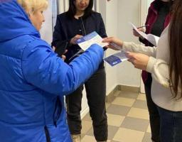 Фахівці обласної служби зайнятості надають консультації у 15 гуманітарних хабах для внутрішньо переміщених осіб з Луганщини