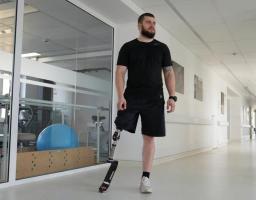 З простреленою ногою знешкодив ворога. Геннадію Тамулевичу з Луганщини ампутували кінцівку, але зараз він вчиться знову бігати у Національному реабілітаційному центрі «Незламні».