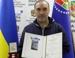 Доставляв гуманітарну допомогу лікарням та освітнім закладам. Нашому земляку Алієву Еліну Алі огли вручили Почесну грамоту Кабінету Міністрів