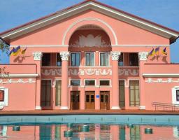 Луганський обласний академічний український музично-драматичний театр вже не раз відроджується з попелу. Він був створений на початку Другої Світової війни, пережив німецьку окупацію, вистоїть і під час російської. 