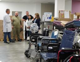 Постійно працюємо над тим, щоб луганські лікарі мали найсучасніше обладнання, а пацієнти знали про це і зверталися до земляків, – Олексій Харченко під час передачі гуманітарної допомоги обласній лікарні