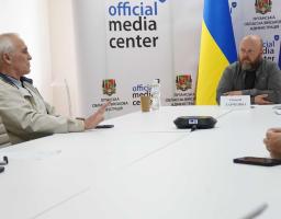 «Ми хочемо заробляти гроші!» – з такою заявою до Олексія Харченка звернувся тренер віртуальної жіночої футбольної команди «Луганочка» Микола Нікішин