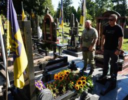 Олексій Харченко поклав квіти до могили легендарного луганчанина Темура Юлдашева та Героя України Василя Богача