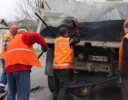Завод у Кременній постачає гарячий асфальтобетон для проведення дорожніх робіт на Луганщині