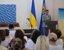 Школи Луганщини отримали плакати з новими емблемами військових частин та книги від Львівської області