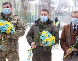 «Ми обов’язково повернемо контроль не лише над Луганськом і Донецьком, а й над Севастополем та Сімферополем», -  керівник Укроборонпрому Юрій Гусєв взяв участь в урочистостях до Дня Соборності України на Луганщині