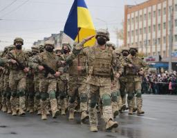 Захисники та захисниці, які звільнювали та боронять Луганщину, взяли участь у першому військовому параді в Сєвєродонецьку