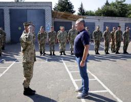 Юрій Гарбуз передав оргтехніку та меблі Луганському зональному відділу Військової служби правопорядку, придбані за кошти обласного бюджету