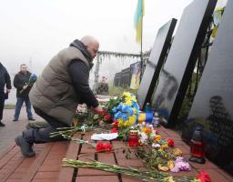 Гідність живе не в стінах, а в серці, – Олексій Харченко поклав квіти до Меморіалу пам'яті Героїв Небесної Сотні у Києві 