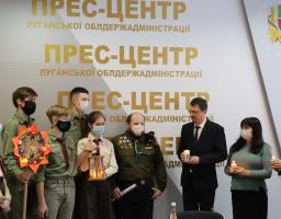 Пластуни передали до облдержадміністрації Віфлеємський вогонь миру