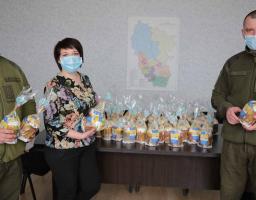 Обласна влада почастувала нацгвардійців пасками