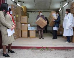 Благодійники передали медзакладам Луганщини біозахисні костюми та маски