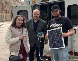 Тепер мобільник у бомбосховищах Луганщини можна «зарядити від Сонця»