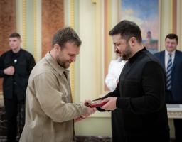 Бронзовому призеру Ігор Нескорених Денису Смольнікову зі Сватового Президент України вручив орден «За мужність» ІІІ ступеня 