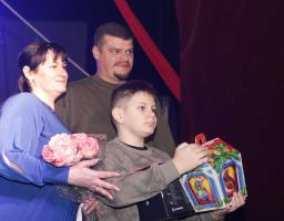 Серед 200 новорічних прикрас переміг «Захисник України», якого власноруч зробив 10-річний Михайлик Одинцов з м. Гірське