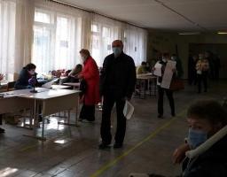 За годину до закриття виборчих дільниць на Луганщині проголосували 33,8% виборців. Поліція зареєструвала 62 повідомлення про порушення виборчого законодавства