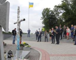 Юрій Гарбуз вшанував пам’ять полеглих воїнів АТО та Героїв Небесної Сотні на Личаківському кладовищі