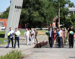 Ми пам’ятаємо усіх, хто так і не повернувся з тієї війни. І тих, чиї життя були скалічені і зруйновані війною, – Олексій Смирнов узяв участь у меморіальних заходах з нагоди Дня скорботи і вшанування пам’яті жертв війни