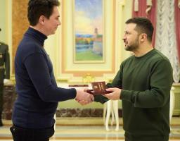 Рятував життя військових та містян у напівзруйнованій Попасній – Глава держави відзначив внесок нашого лікаря