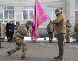 Артем Лисогор вручив новий прапор Луганському обласному ліцею з посиленою військово-фізичною підготовкою, привітав майбутніх оборонців України із Днем ЗСУ та відзначив волонтерів