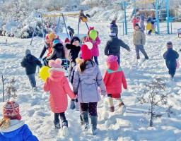 У Кримському відкрили дитячий майданчик 