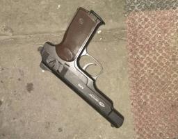 На Луганщині поліцейські затримали чоловіка, який погрожував їм пістолетом