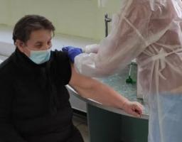 Пенсіонери отримують щеплення від коронавірусу у відділеннях Укрпошти у Луганській області