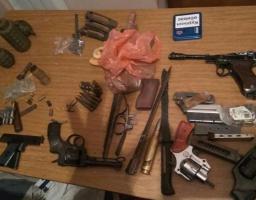 На Луганщині у місцевого колекціонера правоохоронці вилучили зброю, боєприпаси та наркотики