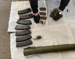 За матеріалами СБУ повідомлено про підозру угрупованню торгівців зброєю з району проведення ООС