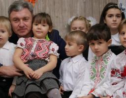 Юрій Гарбуз привітав дітей Новоайдарського району з Днем Святого Миколая Чудотворця