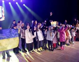 Артем Лисогор завітав на свято новорічної ялинки для луганської малечі, яке влаштували у Сєвєродонецькому гуманітарному хабі в Дніпрі