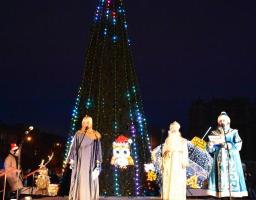 На Луганщині зустріли Вефліємський Вогонь Миру та відкрили головну ялинку Сєвєродонецька