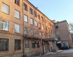 У Рубіжному ворог зруйнував інтернат для дітей з вадами зору «Кришталик», міську лікарню та три школи. Загинули чотири людини