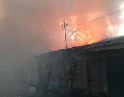 Два житлових будинки спалахнули в Рубіжному після обстрілу росіянами, ще під одним завалило людей, – Сергій Гайдай