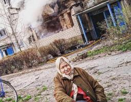 Із підвалу палаючої багатоповерхівки рятувальники Сєвєродонецька евакуювали 84-річну бабусю