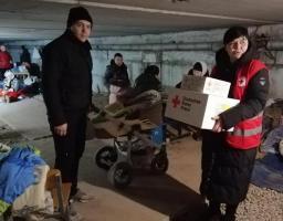 Червоний Хрест України у Луганській області годує людей у бомбосховищах